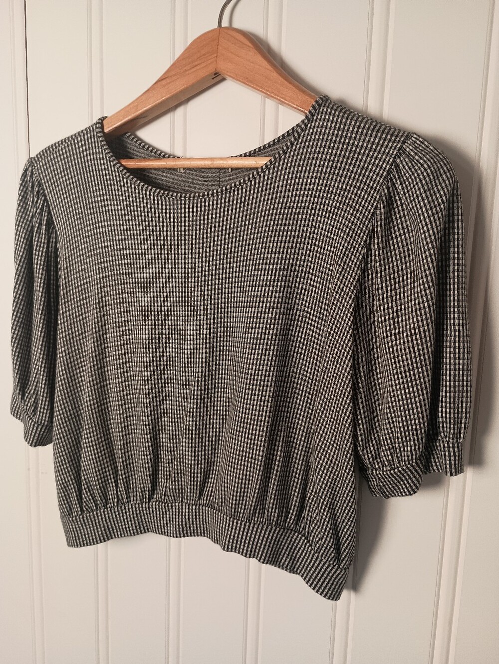 Fun!- Black and White Houndstooth Puff Sleeve Cropped-ish Top- Size S/M